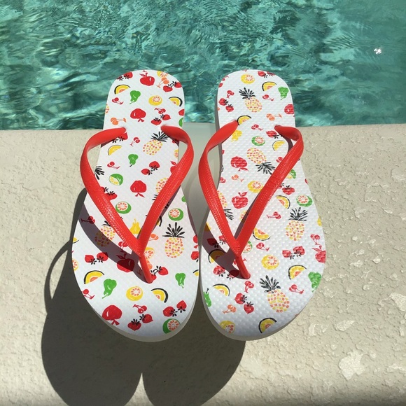 NEW! GAP White & Red Fruit Bowl Flip Flops Beach Sandals Unisex Cruise Swim Pool - Picture 12 of 16
